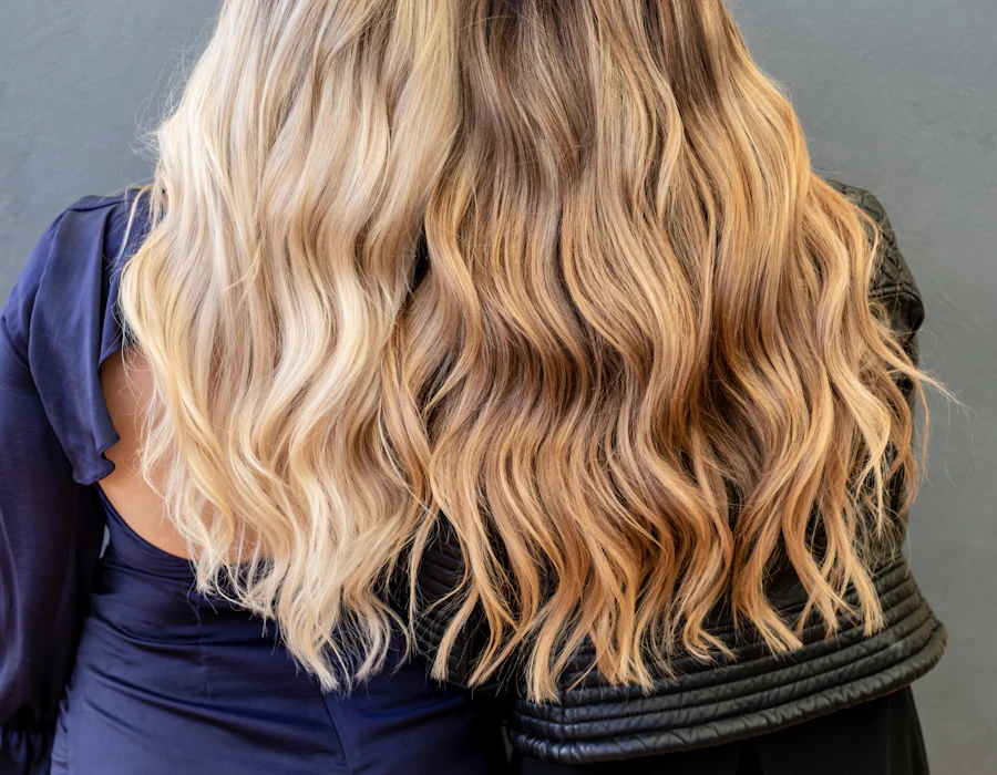 Dos melenas onduladas, una rubia y otra castaña
